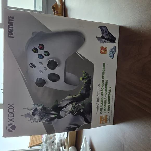 White Xbox Controller with Standard Layout - Picture 2 of 4